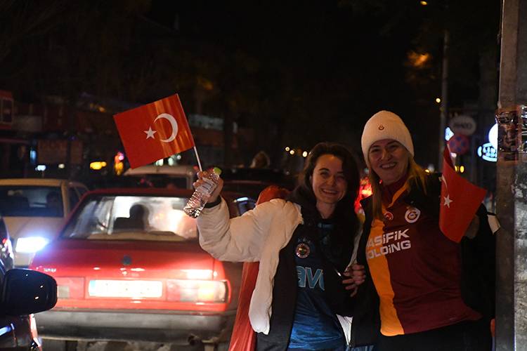 Türkiye'nin Dünya Kupası zaferi coşkuyla kutlandı, işte o özel kareler... 7